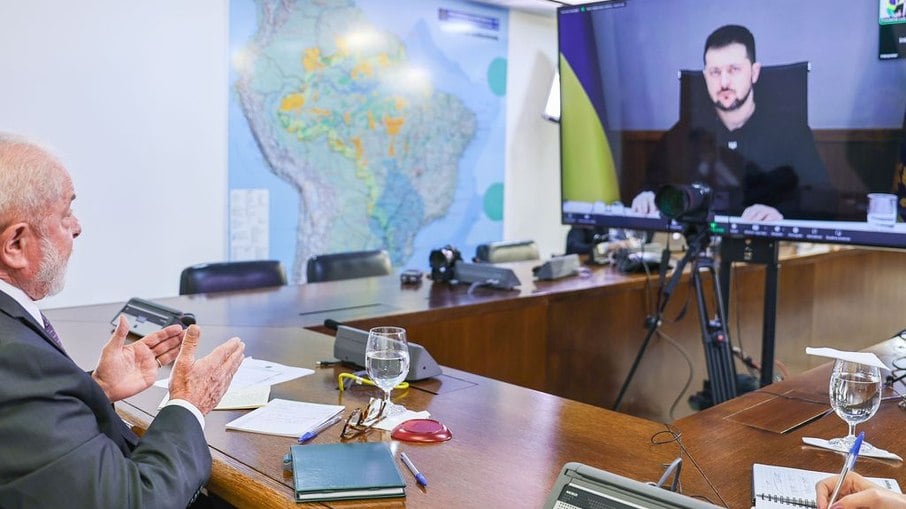 O presidente da República, Luiz Inácio Lula da Silva, durante videochamada com o Presidente da Ucrânia, Volodymyr Zelensky