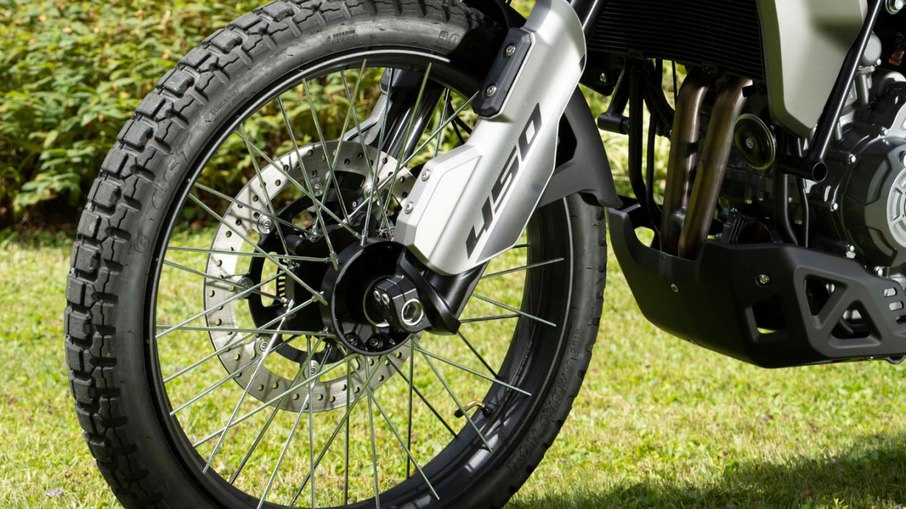 Moto Morini AlltrHike 450 usa roda dianteira de 21 polegadas e suspensão invertida KYB