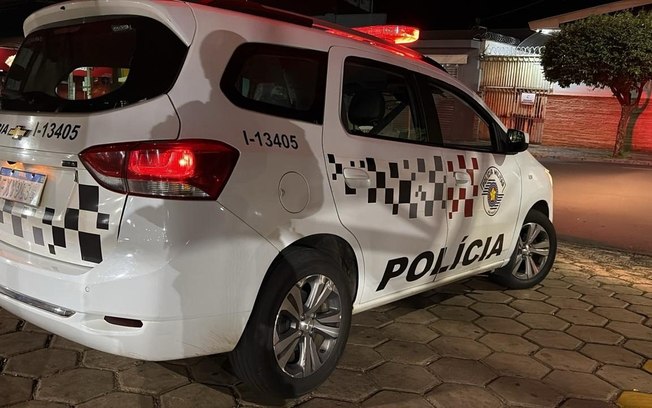 Vendedor é esfaqueado no pescoço durante roubo a residência