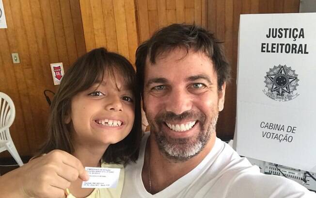 Marcelo Faria posa com filha depois de votar