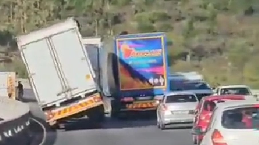 Caminhão tombando na África do Sul