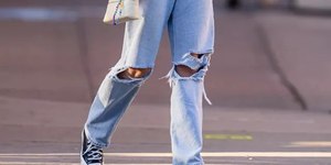 Câmara no interior de SP proíbe calça jeans rasgada e minissaia