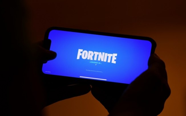 (Arquivo) Imagem ilustrativa mostra uma pessoa acessando o jogo Fortnite da Epic Games em seu smartphone em Los Angeles, em 14 de agosto de 2020