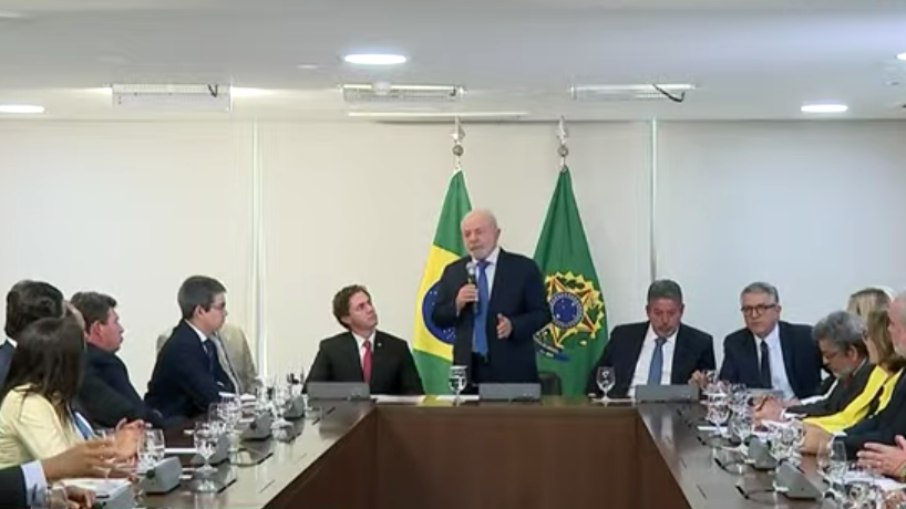 Lula falando em reunião com parlamentares