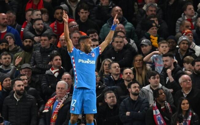 Renan Lodi celebra gol e classificação do Atlético de Madrid na Champions: 'É uma noite especial'