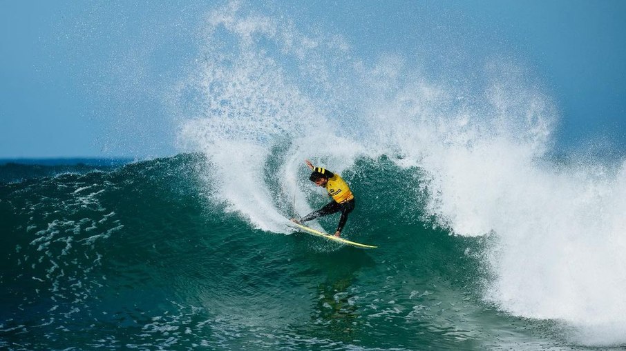 Filipe Toledo é campeão da etapa de Jeffrey's Bay do Mundial de Surfe