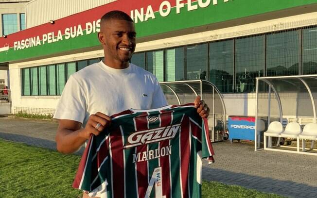 No Brasil após sair da Ucrânia, Marlon Santos visita o CT do Fluminense