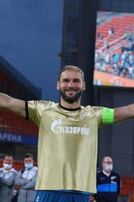 Douglas Santos levanta taça e comemora feito do Zenit como maior campeão da  Rússia