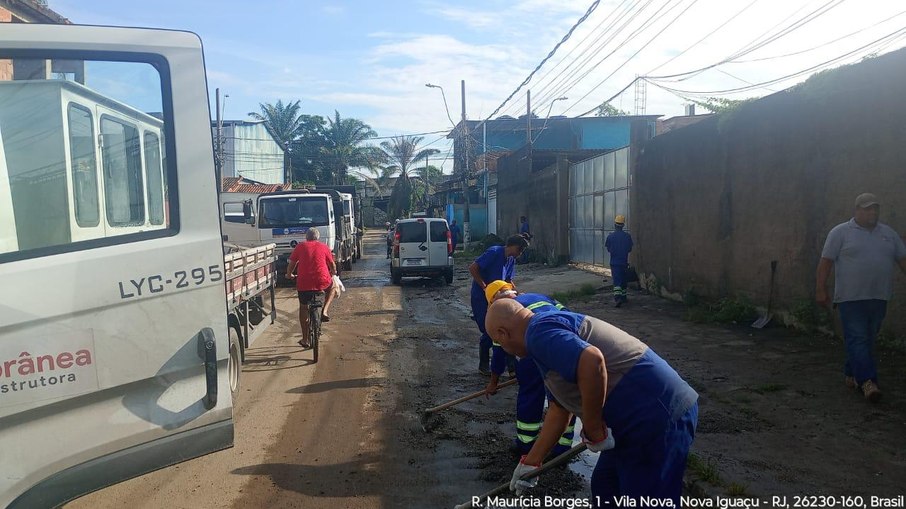 Equipes atuam na desobstrução de vias para evitar novos alagamentos. Equipes atuam na desobstrução de vias para evitar novos alagamentos.