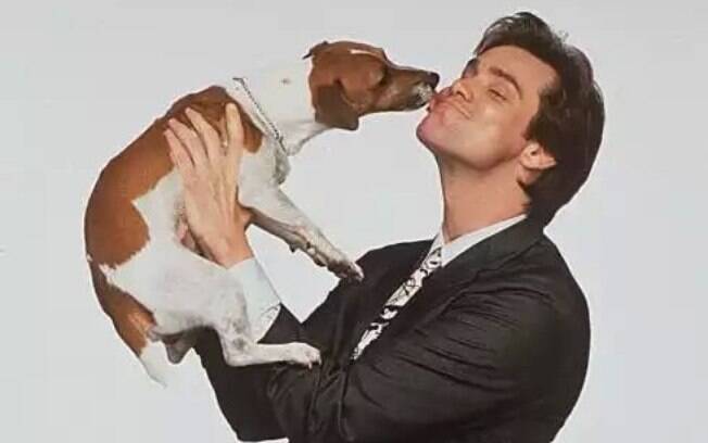 Jim Carrey segurando o cachorro do máscara