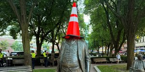 Cones em estátuas viram febre entre torcedores da Escócia