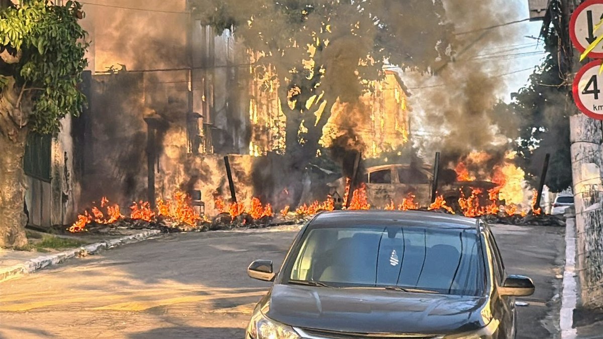 Criminosos atearam fogo a barricadas para impedir a chegada da Polícia Militar. Criminosos atearam fogo a barricadas para impedir a chegada da Polícia Militar.