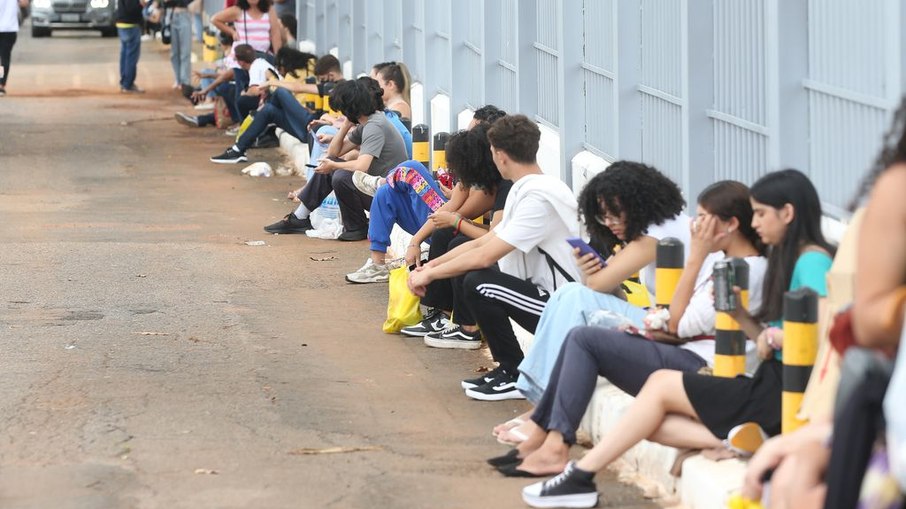 Estudantes esperando para realizar o Enem em 2022