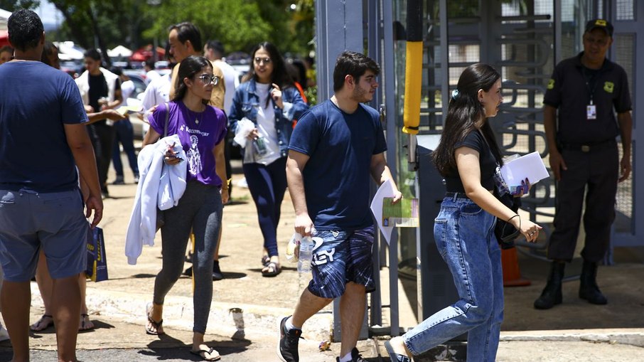 Estudantes participam do segundo dia de Enem 