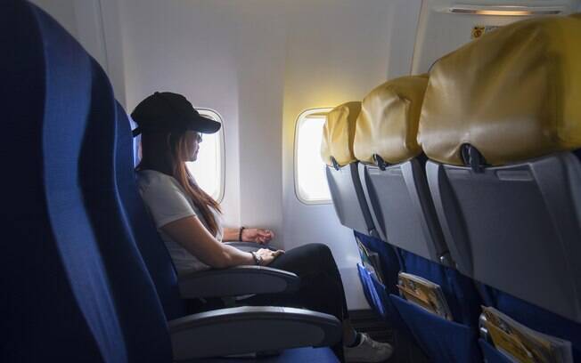 Passageiras viajando sozinhas poderão pedir os assentos reservados no avião na hora do check-in sem custo extra