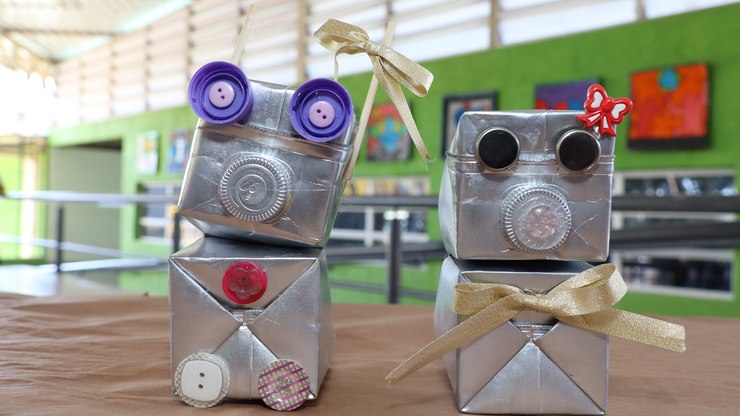 EcoBrinque transforma recicláveis em robôs em escolas de Vinhedo
