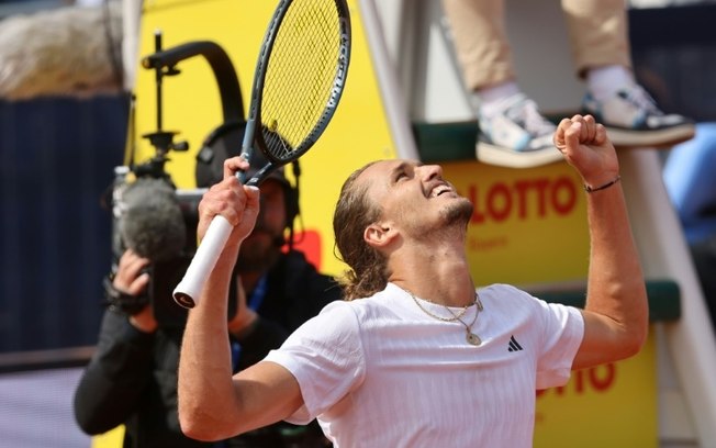 O tenista alemão Alexander Zverev comemora sua vitória na final do torneio ATP 500 em Munique contra o americano Ben Shelton, em 20 de abril de 2025. O tenista alemão Alexander Zverev comemora sua vitória na final do torneio ATP 500 em Munique contra o americano Ben Shelton, em 20 de abril de 2025.