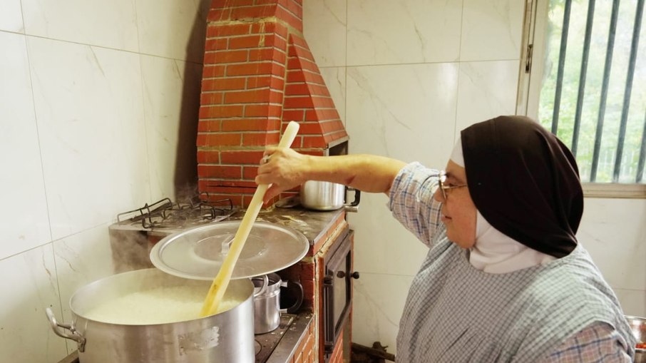 Monja do Mosteiro da Luz de Frei Galvão preparando a comida da festa