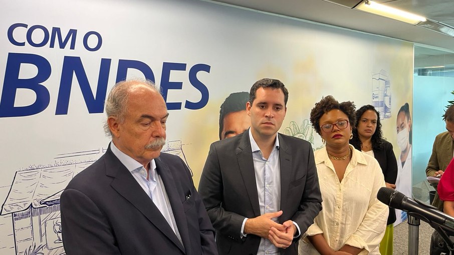 Após a assinatura, Mercadante e Cavaliere (PSD) conversaram com a imprensa, com a presença do iG