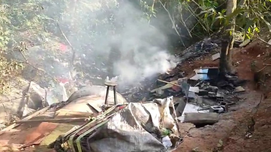 Área em que os dois corpos foram encontrados, ainda com foco de incêndio