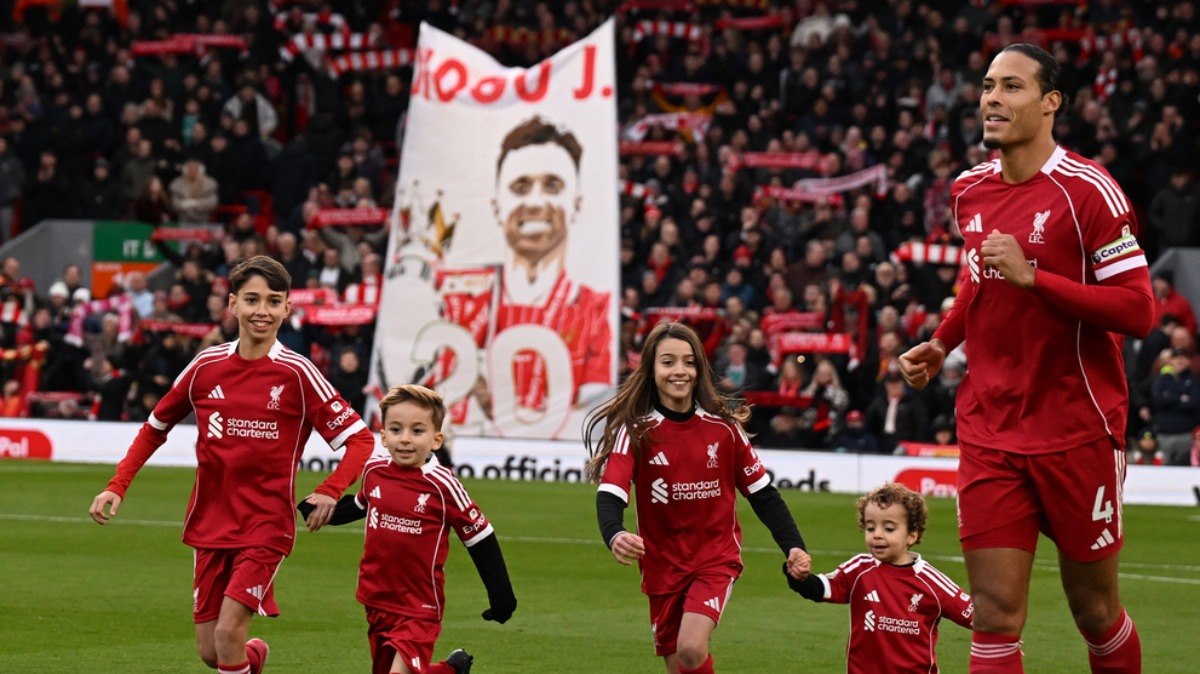 Filhos%20de%20Diogo%20Jota%20entram%20em%20campo%20com%20o%20Liverpool