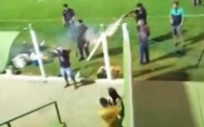 Policial atira em homem rendido dentro de estádio e torcida filma o momento