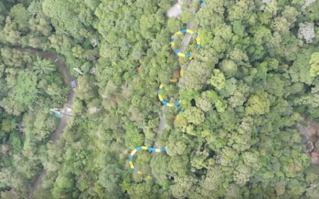 O novo toboágua percorre 1,1 km por entre as árvores da vegetação nativa que fica no Escape Theme Park