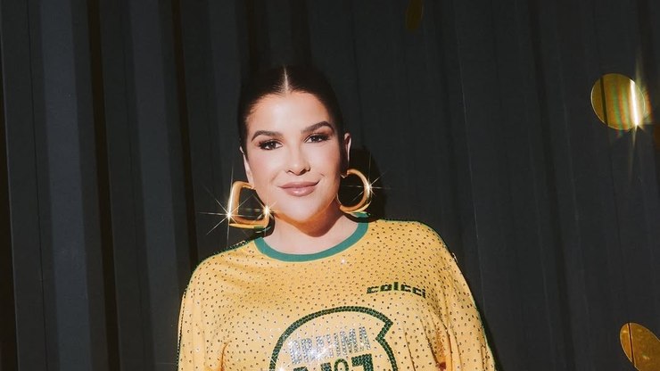 Ju Ferraz exalta seleção brasileira com look brilhante na Sapucaí