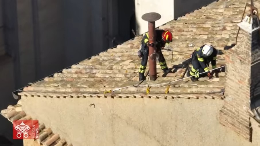 Chaminé é instalada no Vaticano