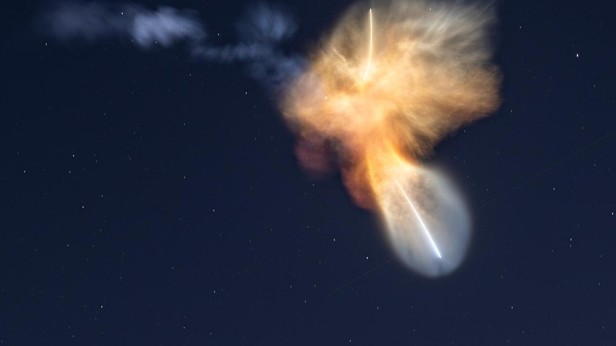 "Água-viva espacial": foguete provoca visual incrível no céu - Foto