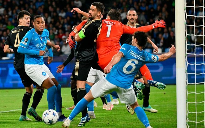 Jogadores de Napoli e Union Berlin em disputa de bola na Champions - Foto: Alberto Pizzoli/Getty Images