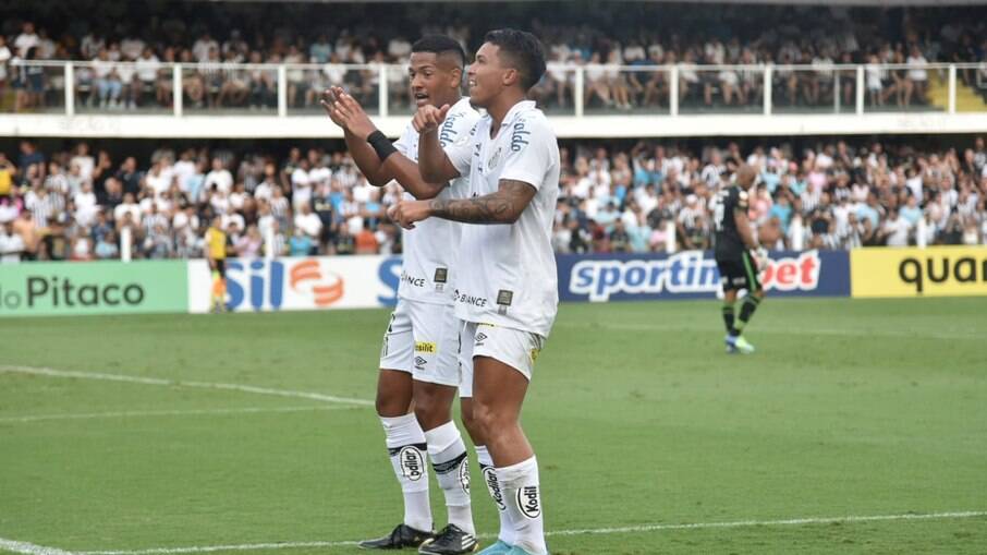 Marcos Leonardo, autor do gol, e Ângelo, da assistência, comemoram primeiro gol do Santos contra o América-MG