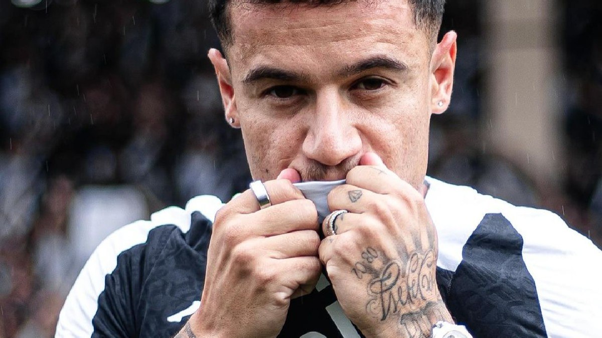 Philippe Coutinho em campo com a camisa do Vasco