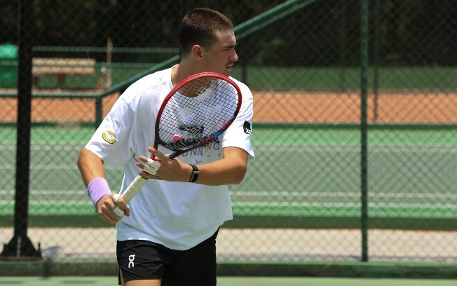 João Fonseca apareceu treinando com visual novo antes de enfrentar Alcaraz