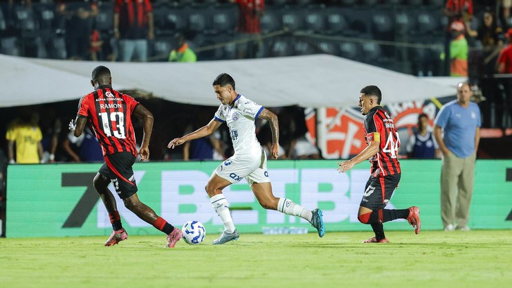 Vitória vence Bahia e encosta no Santos na luta contra o Z4