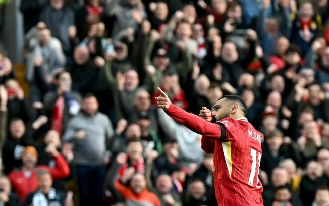 O egípcio Mohamed Salah comemora seu gol na vitória do Liverpool sobre o Chelsea, no dia 20 de outubro, em Anfield