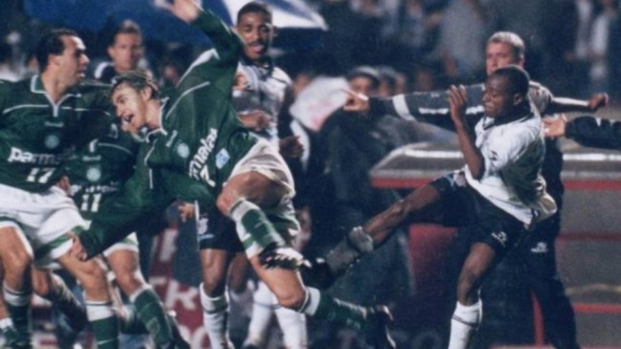 Briga generalizada na final do Paulistão de 99