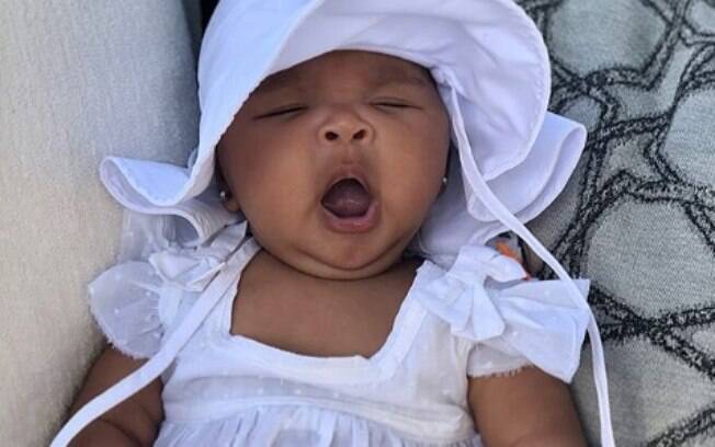 A mamãe Khloé, pelo jeito, adora registrar fotos de bebê dormindo no seu perfil do Instagram