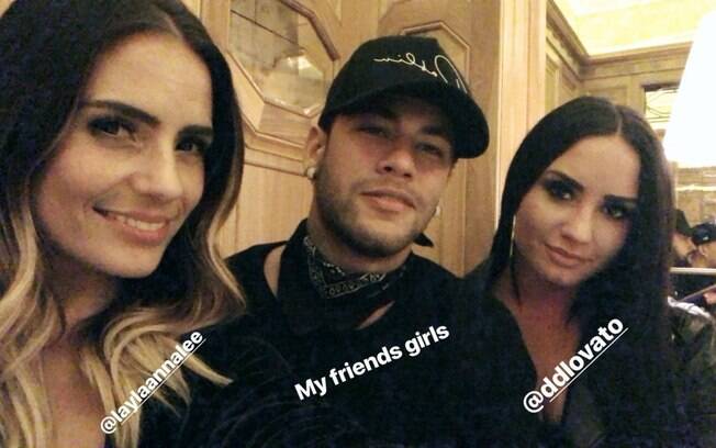 Neymar compartilha fotografia ao lado da cantora Demi Lovato em jantar na Inglaterra