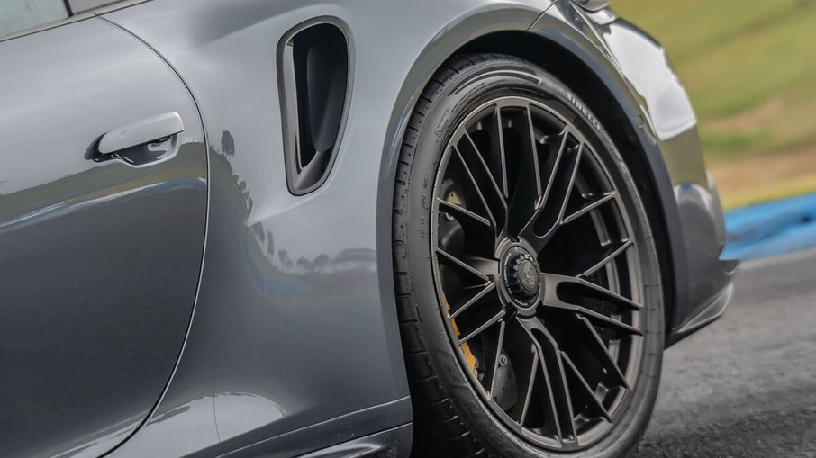 Porsche 911 Turbo S usa rodas de 20 polegadas na dianteira e 21 polegadas na traseira