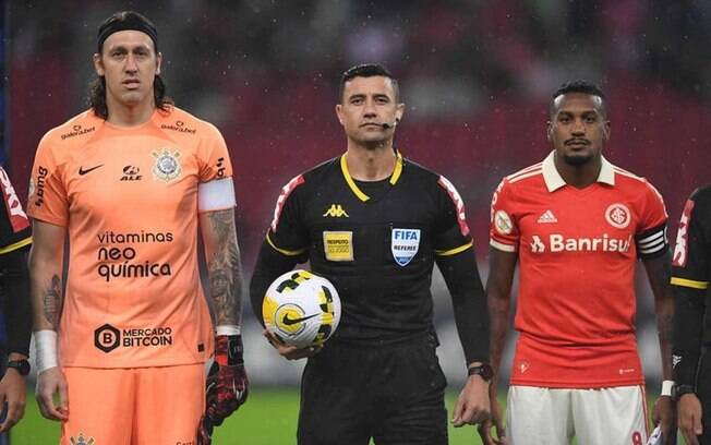 Internacional x Corinthians: em súmula, árbitro relata acusação de racismo de Edenílson contra Rafael Ramos