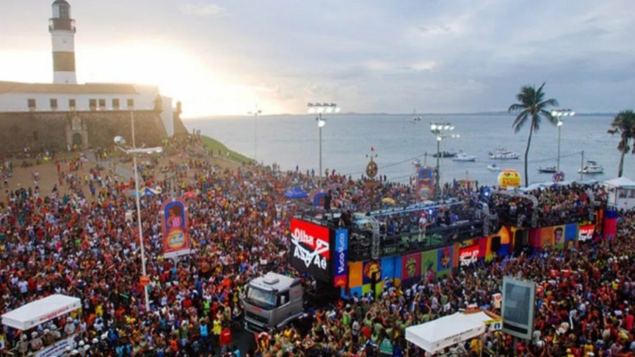 Carnaval de Salvador começa com multidão