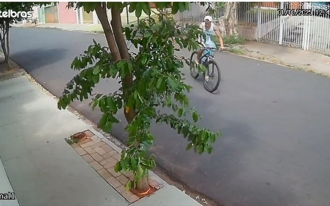 Furto de bicicleta é flagrado por câmera de segurança no Jardim São Carlos Furto de bicicleta é flagrado por câmera de segurança no Jardim São Carlos