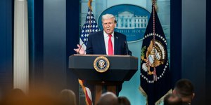 Trump anuncia nova taxa global de 10%, após derrubada do tarifaço