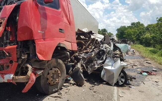 Acidente entre caminhão, }onibus e caminhonete mata 4 pessoas em cidade de Goiás