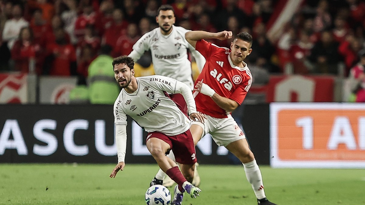 Disputa de bola em jogo de ida: Flu e Inter definem vaga no Maracanã Disputa de bola em jogo de ida: Flu e Inter definem vaga no Maracanã