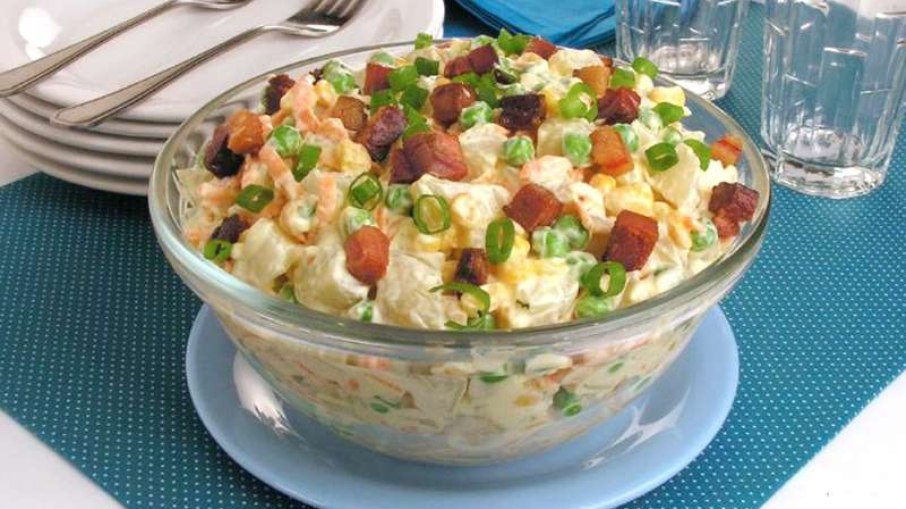 Salada de batata e bacon: acompanhamento prático para as refeições