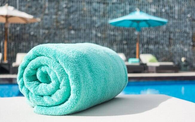Compartilhar objetos pessoais, como toalhas, é uma das causas da doença; piscina também aparece na lista