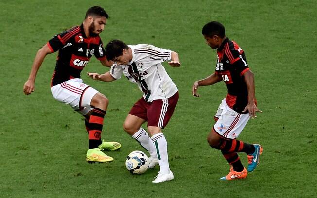 Conca domina a bola cercado de Wallace e Márcio Araújo. Foto: Buda Mendes/Getty Images