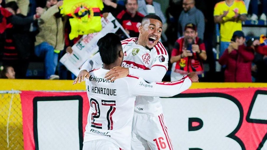 Samuel Lino e Bruno Henrique comemorando gol do Flamengo na Libertadores Samuel Lino e Bruno Henrique comemorando gol do Flamengo na Libertadores
